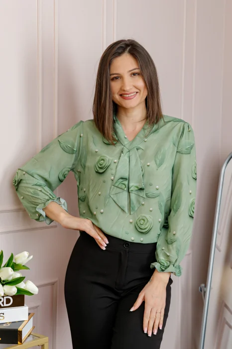 Bluza eleganta Sophie cu aplicatie tip cravata si imprimeu verde salvie