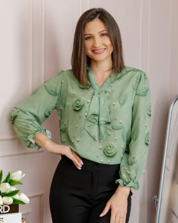 Bluza eleganta Sophie cu aplicatie tip cravata si imprimeu verde salvie