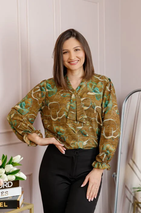 Bluza eleganta Sophie cu aplicatie tip cravata si imprimeu camel