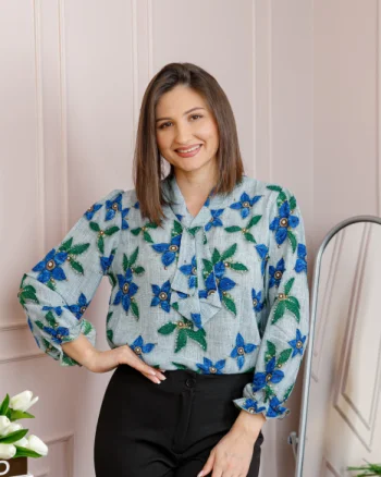 Bluza eleganta Sophie cu aplicatie tip cravata si imprimeu gri si albastru regal