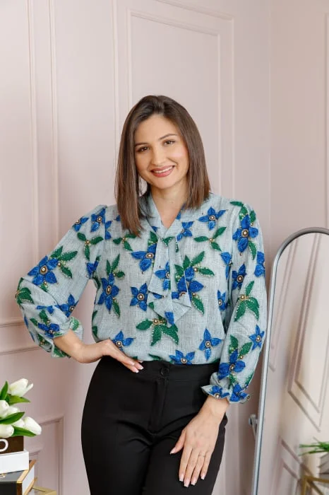Bluza eleganta Sophie cu aplicatie tip cravata si imprimeu gri si albastru regal