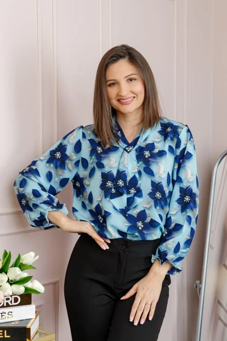 Bluza eleganta Sophie cu aplicatie tip cravata si imprimeu bleu si albastru regal