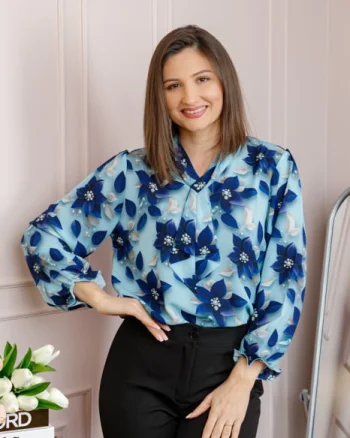 Bluza eleganta Sophie cu aplicatie tip cravata si imprimeu bleu si albastru regal