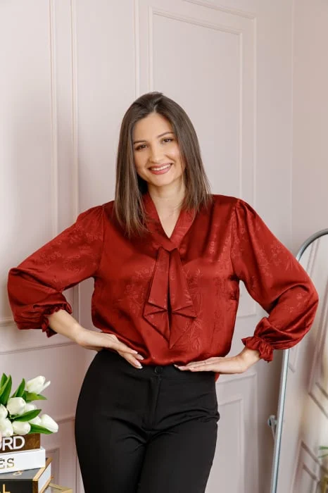 Bluza dama satinata rosu grena cu aplicatie tip cravata Yvonne