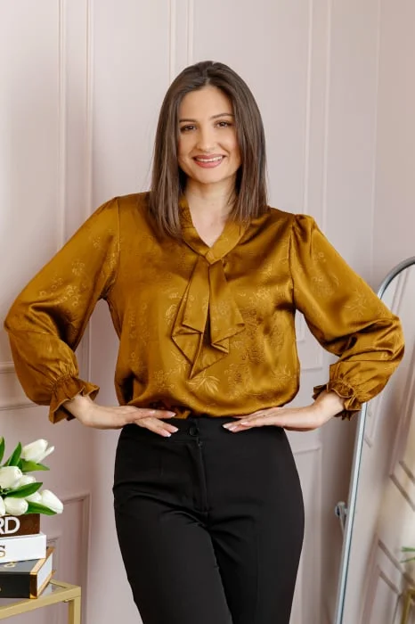 Bluza dama satinata maro caramel cu aplicatie tip cravata Yvonne
