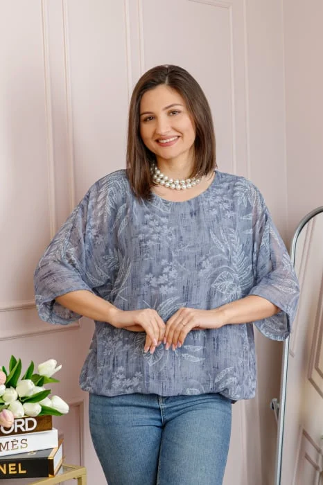 Bluza dama Maddie din voal bleu cu imprimeu floral alb
