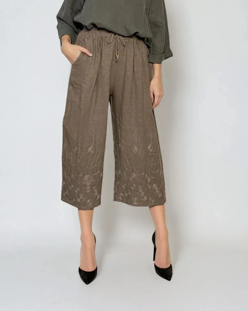 Pantaloni 3/4 din in cu broderie florală și buzunare grej - Unica S-L