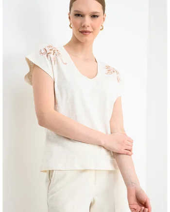 Tricou cu decolteu in V si broderie, Bej pal