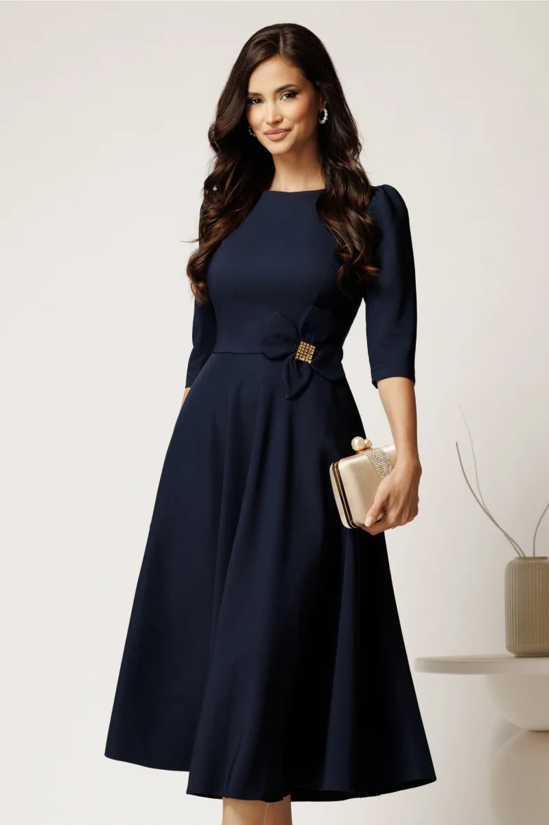 Rochie midi bleumarin din stofa in clos cu floare in talie