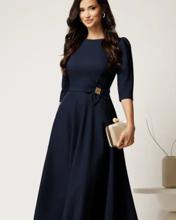 Rochie midi bleumarin din stofa in clos cu floare in talie