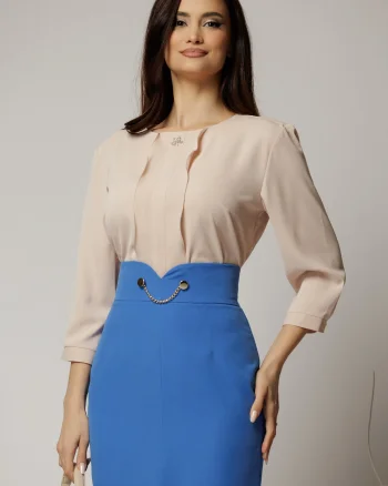 Bluza bej cu adaos de viscoza cu volanase pe bust si brosa la decolteu