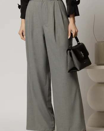 Pantaloni gri lungi cu croi lejer si pense din talie