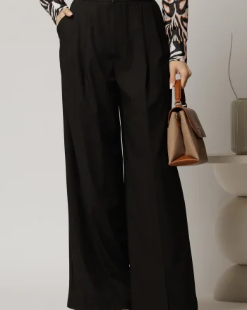 Pantaloni negri lungi cu croi lejer si pense din talie