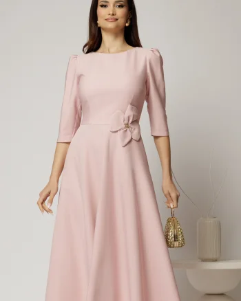 Rochie midi roz din stofa in clos cu floare in talie