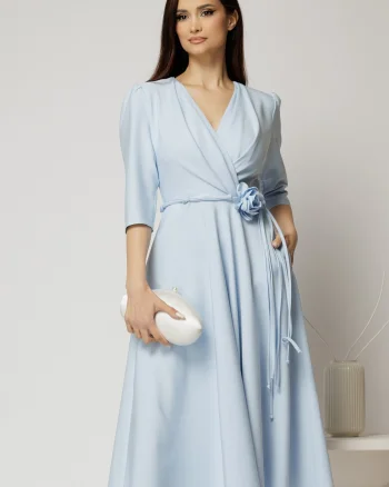 Rochie midi bleu din stofa in clos cu floare in talie