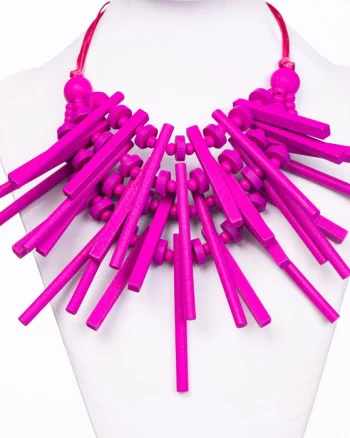 Colier reglabil cu elemente lungi si inegale din lemn fucsia