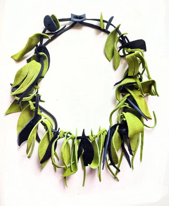 Colier handmade  din piele naturala, asimetric, nuante olive,negru