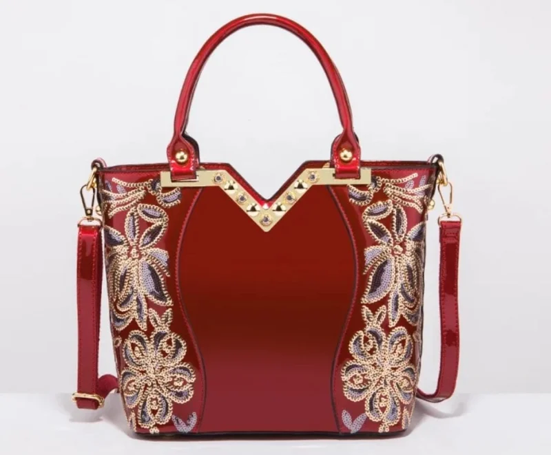 Geanta rosu inchis, eleganta, de dama, combinatie de lac, metal si broderie, aspect deosebit