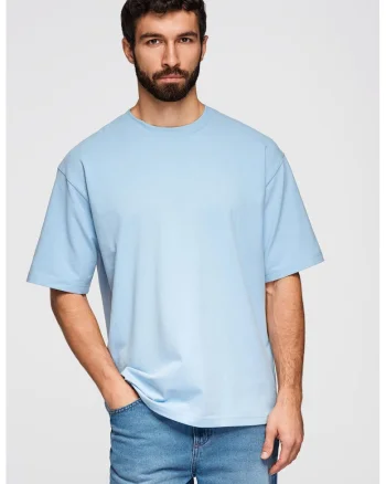 Tricou lejer cu decolteu la baza gatului
