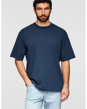 Tricou lejer cu decolteu la baza gatului
