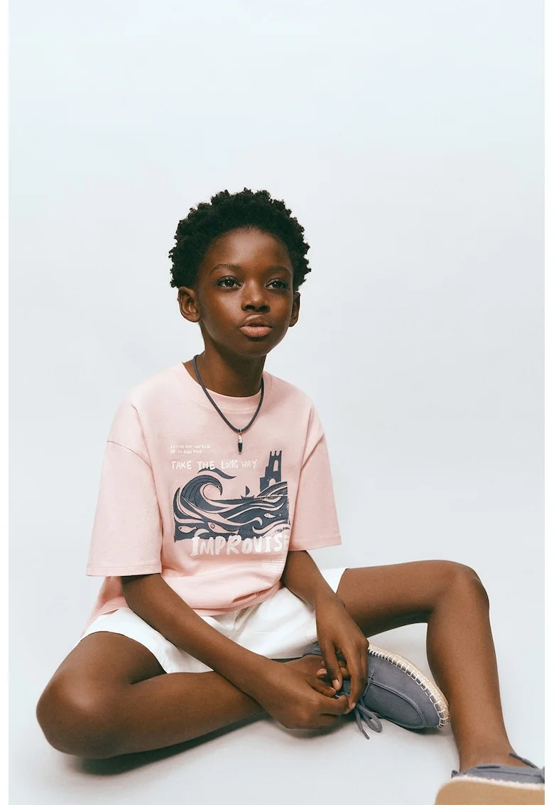 Tricou cu decolteu la baza gatului si imprimeu grafic, Roz pastel