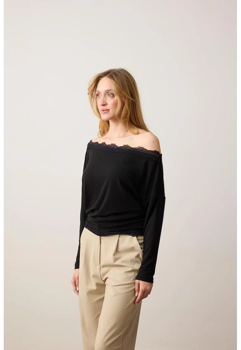 Bluza cu decolteu pe umeri si garnitura din dantela, Negru