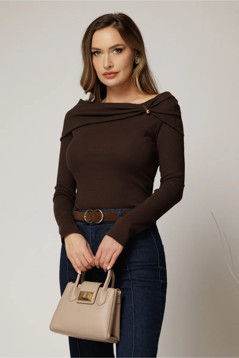 Bluza maro din bumbac cu decolteu barcuta si brosa