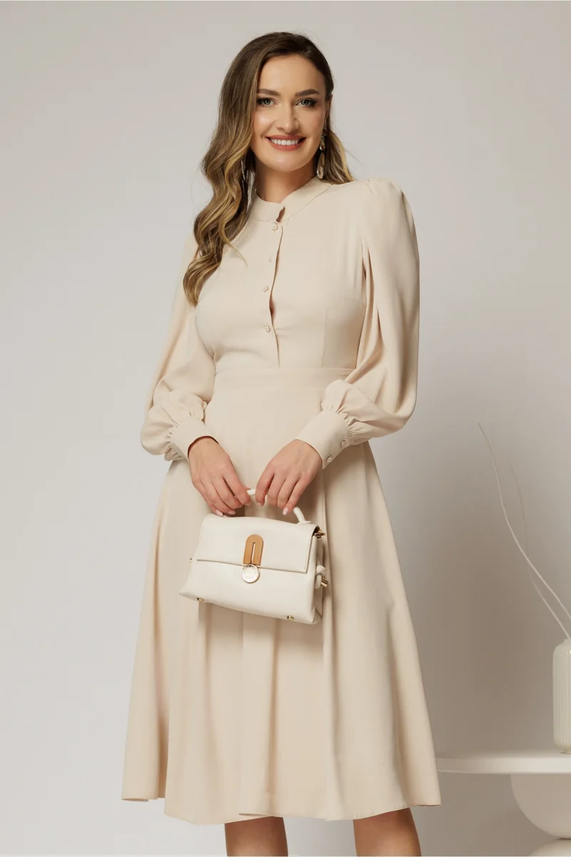 Rochie DY Fashion bej din triplu voal cu guler tunica si nasturi tip floare