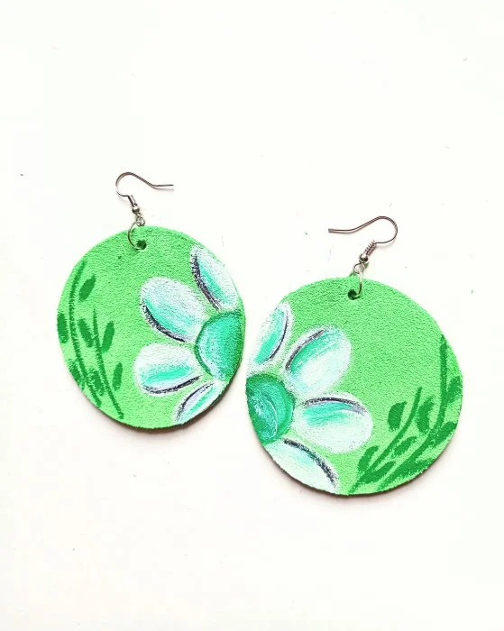 Cercei handmade ,din piele naturala verde,pictati manual cu crizanteme ,unicat
