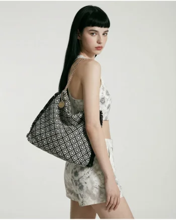 Geanta hobo cu model si barete de lant Valoria, Alb/Negru