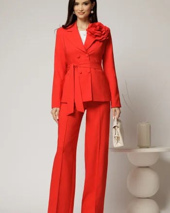 Compleu dama corai cu brosa florala detasabila format din sacou si pantalon