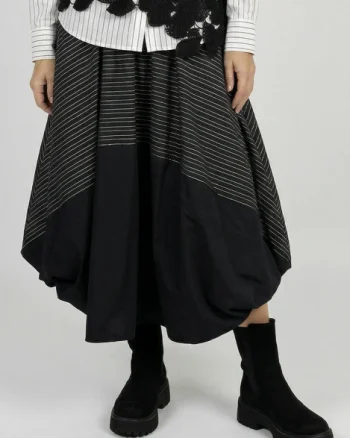 Fusta midi cu colturi, din bumbac, neagra cu dungute albe sus