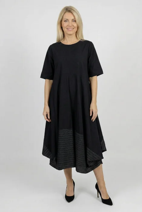 Rochie midi neagra oversized cu croi amplu si detalii contrastante in dungi la baza