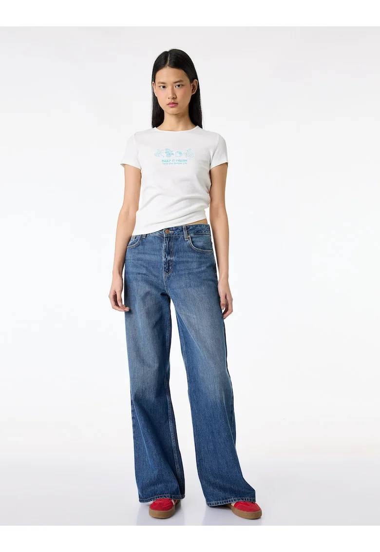 Tricou crop cu detalii brodate, Turcoaz/Alb optic
