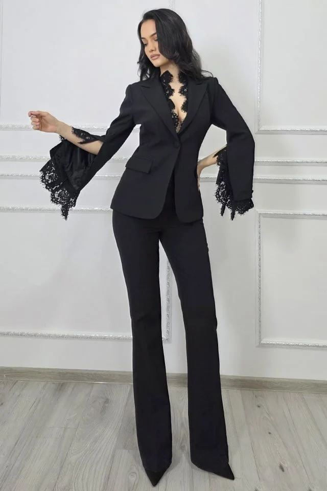 Costum dama elegant Ravielle, cu sacou si pantaloni evazati cu insertii din dantela, Negru