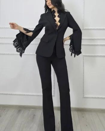 Costum dama elegant Ravielle, cu sacou si pantaloni evazati cu insertii din dantela, Negru