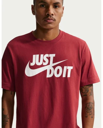 Tricou de bumbac cu imprimeu logo si text Swoosh, Alb/Rosu inchis
