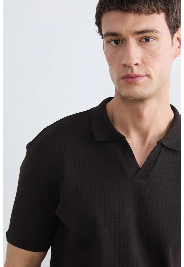 Tricou polo regular fit cu decupaj in V, Maro inchis