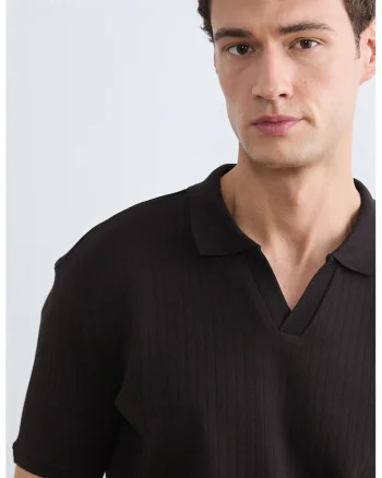 Tricou polo regular fit cu decupaj in V, Maro inchis