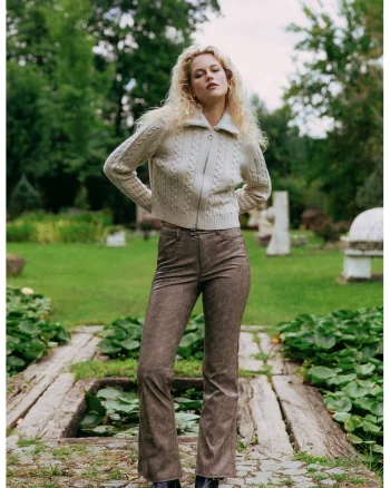 Pantaloni bootcut, Maro inchis