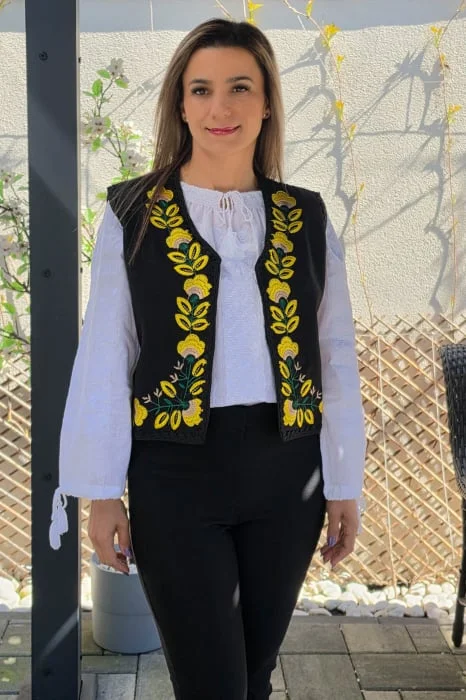 Vesta brodata cu model traditional Flori 2