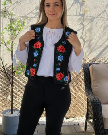 Vesta brodata cu model traditional Flori 4