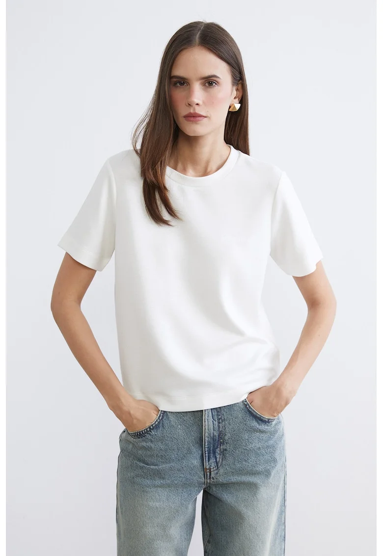 Tricou cu decolteu la baza gatului si broderie discreta, Alb murdar