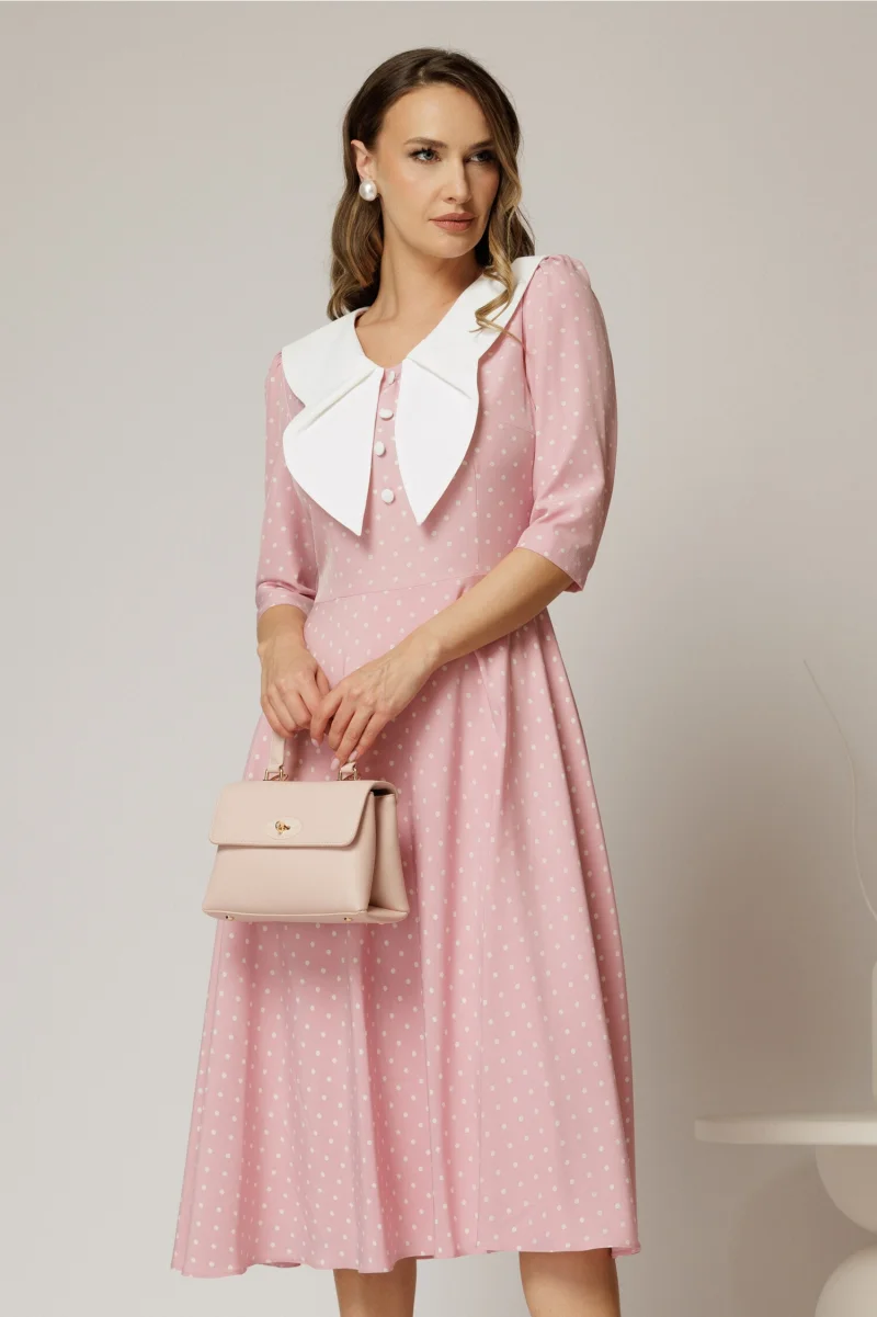 Rochie midi roz cu buline si guler amplu croi clos