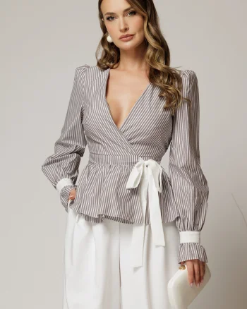 Bluza DY Fashion gri in dungi din poplin cu decolteu petrecut si maneci evazate