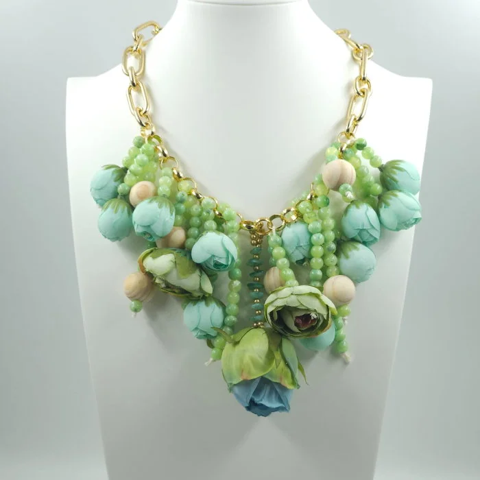Colier statement cu flori decorative 3D in nuante pastelate de verde menta ,   design artistic