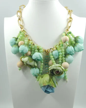 Colier statement cu flori decorative 3D in nuante pastelate de verde menta ,   design artistic