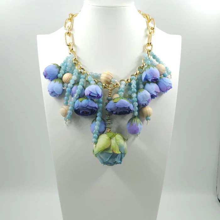 Colier statement cu flori decorative 3D in nuante pastelate de albastru si lila ,   design artistic