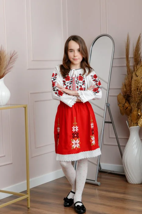 Compleu traditional bicolor pentru fetite cu motiv floral rosu Emilia