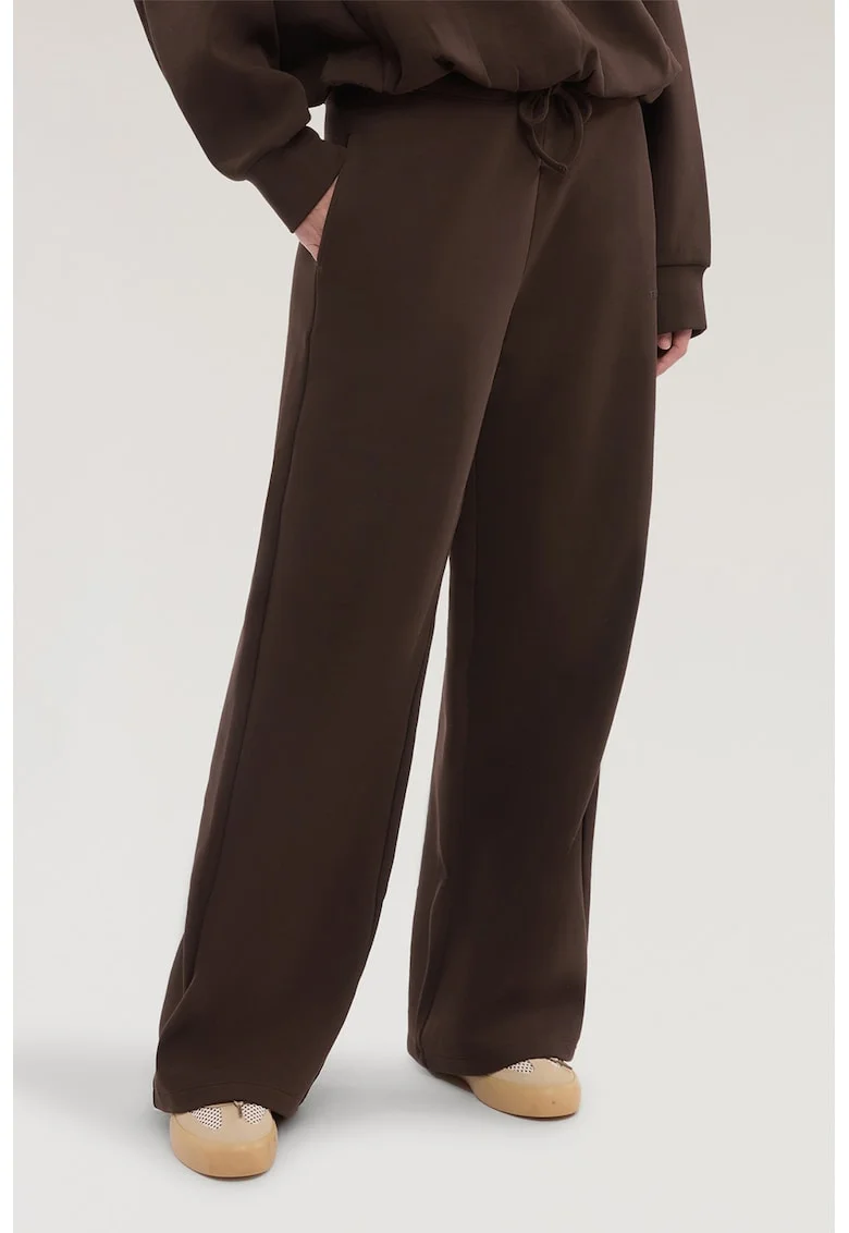Pantaloni de trening cu croiala ampla si logo discret, Maro inchis